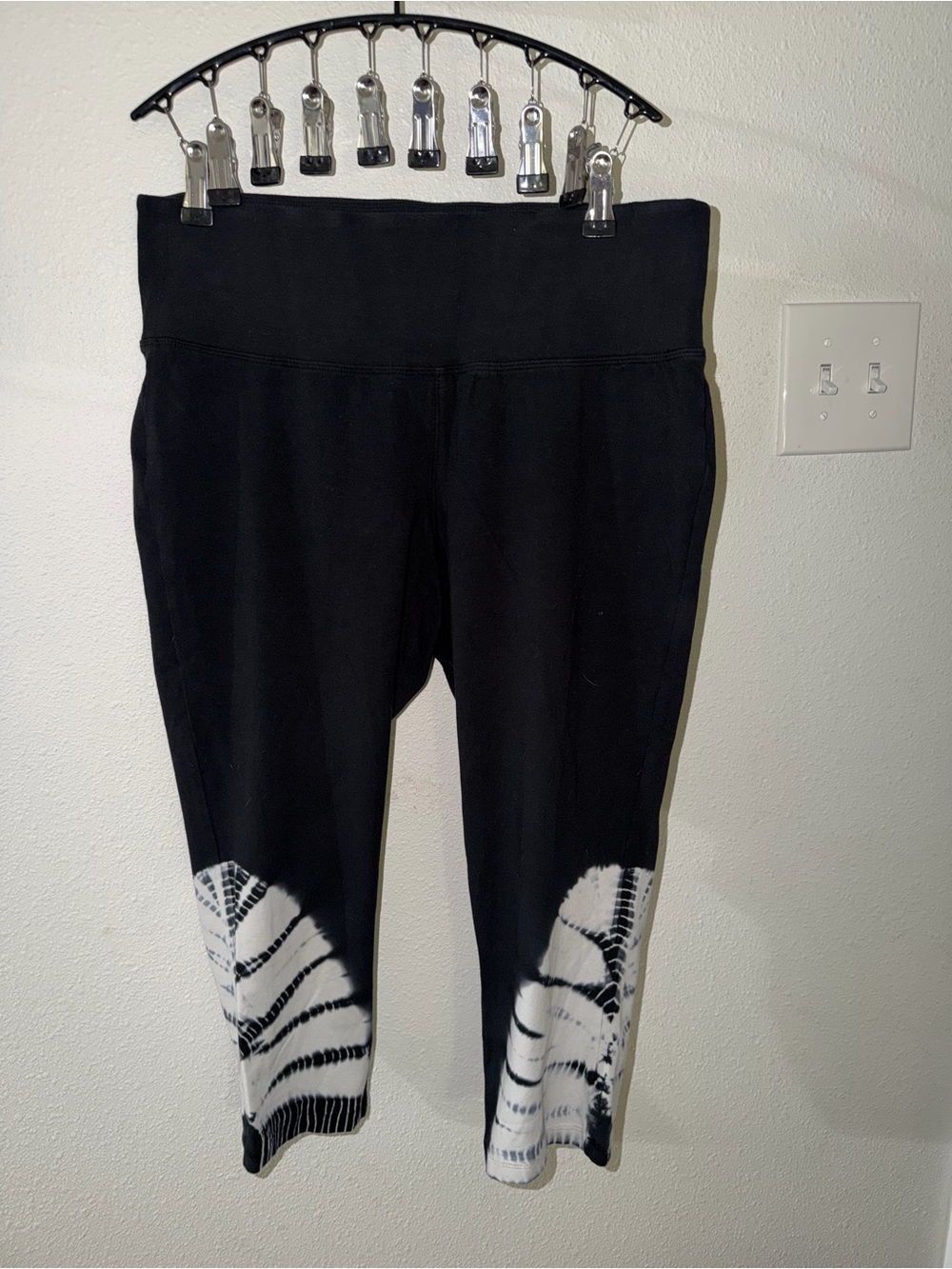 Livi Active Black Tie-Dye Crop Leggings